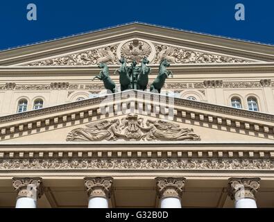 Détail d'un fronton du théâtre Bolchoï, vue sur le quadrige de bronze par Piotr Klodt, monument, Moscou Banque D'Images