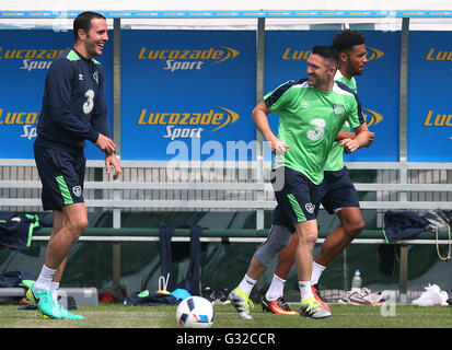 La République d'Irlande Robbie Keane (à droite) et John O'Shea au cours d'une séances de formation au National Sports Campus à Abbotstown, Dublin. Banque D'Images