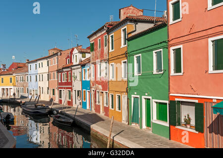 Maisons peintes de couleurs vives de Fondamenta Pontinello Destra, Burano, Venise, Vénétie, Italie, Europe Banque D'Images