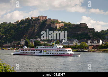 Bateau d'excursion de Stolzenfels sur le Rhin en face de Château Ehrenbreitstein, Koblenz, Rhénanie-Palatinat, PublicGround Banque D'Images