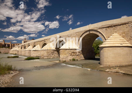 Le pont romain Ponte Romano sur le Guadalquivir, Cordoue, Andalousie, Espagne, Europe, PublicGround Banque D'Images