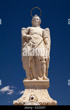 Statue de l'archange Raphael sur le pont romain Ponte Romano, Cordoue, Andalousie, Espagne, Europe, PublicGround Banque D'Images