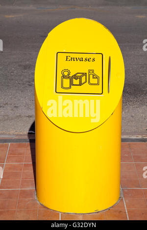 Bin pour les boîtes et l'emballage sur la promenade de la plage, Fuengirola, Costa del Sol, Andalousie, Espagne, Europe, PublicGround Banque D'Images