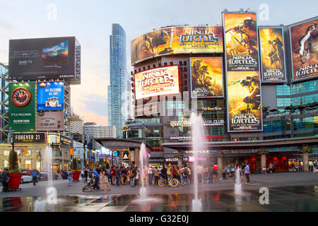 Et Dundas Square, Toronto Yonge Banque D'Images