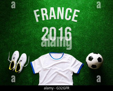 Ballon de soccer cleats,et blanc T-shirt contre le gazon synthétique Banque D'Images