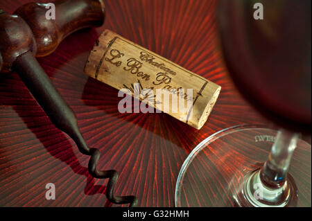 Verre à vin tire-bouchon et Pomerol Château Le Bon Pasteur liège sur table de dégustation de luxe bordeaux France Banque D'Images