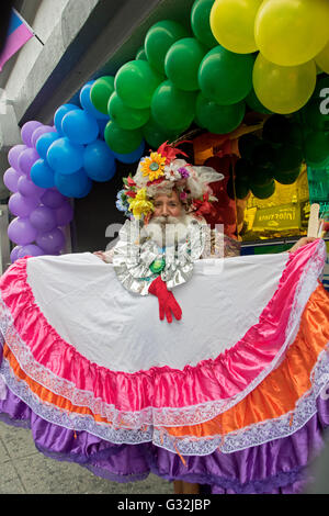 Un homme plus âgé dans une robe et chapeau élaborée au Queens Pride Parade à Jackson Heights, Queens, New York. Banque D'Images