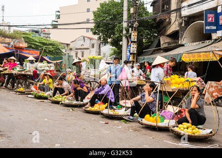 Les vendeurs de fruits dans une rue près du célèbre marché de Dong Xuan à hanoi old quarter. Banque D'Images