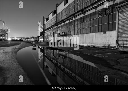 Nuit image prise à Mare Island, situé dans la région de Vallejo, en Californie. Flaque a fourni une réflexion fantastique du bâtiment adjacent Banque D'Images