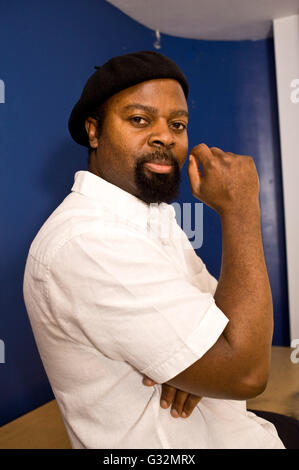 Ben Okri célèbre écrivain nigérian lauréat du prix Booker vit dans l'ouest de Londres à 5 x 15 événement littéraire , la tente Banque D'Images