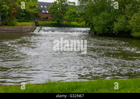 Rivière avon Weir à Stratford-upon-Avon, warwickshire Banque D'Images