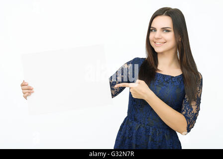 Happy woman holding white papier vierge Banque D'Images