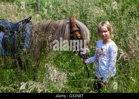 Petite fille poney Meadow marcher un cheval Banque D'Images