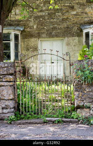 Vieux chalet en fer forgé porte. Plus de Norton, Oxfordshire, Angleterre Banque D'Images