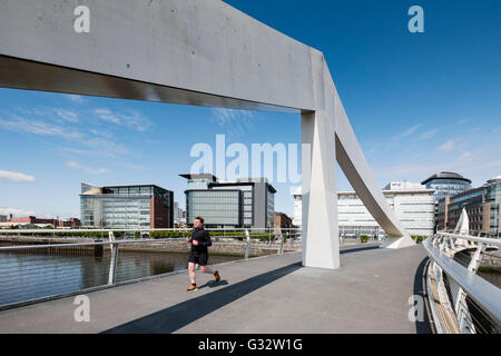 Pont , pont moderne Tradeston, traversant la rivière Clyde à Broomielaw à Glasgow Royaume-Uni Banque D'Images