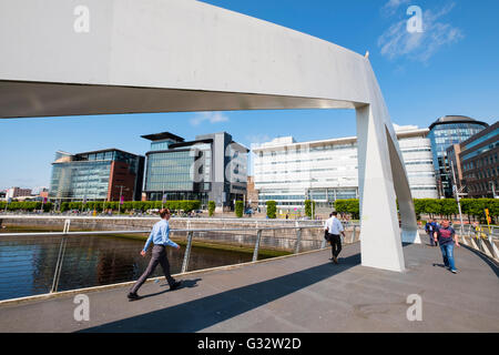 Pont , pont moderne Tradeston, traversant la rivière Clyde à Broomielaw à Glasgow Royaume-Uni Banque D'Images