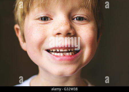 Close-up portrait of a Boy avec dent manquante Banque D'Images