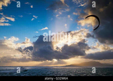 Silhouette de Kite surfer à la plage de Los Lances, Tarifa, Espagne, Andaulcia Banque D'Images