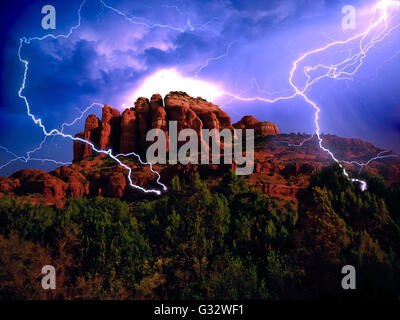 Orage, Cathedral Rock, Sedona, Arizona, États-Unis Banque D'Images
