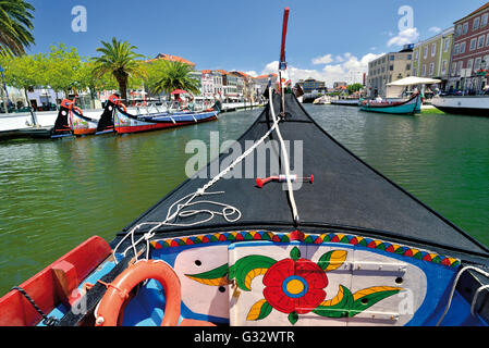 Portugal : excursion en bateau avec un traditionnel Moliceiro bateau dans le canal de l'eau centrale channal à Aveiro centrale Banque D'Images