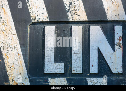 Détail de l'arrière de la grue avec les lettres en lin blanc avec rayures noires Banque D'Images