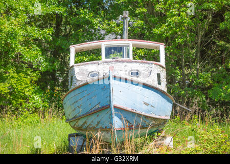 Un vieux bateau en bois, sur le bloc en mauvais état Banque D'Images