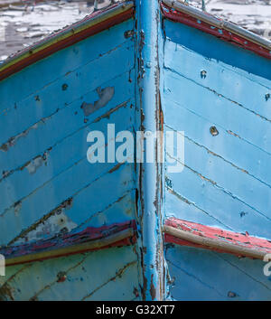 Détail d'une image d'un vieux bateau en bois avec de la peinture et des signes d'être exposés aux éléments pendant des années Banque D'Images