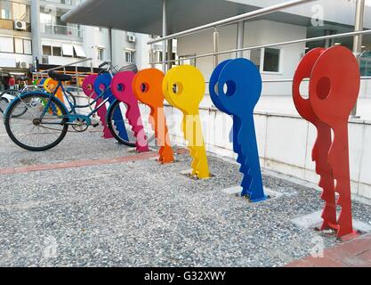 Casiers de sécurité vélo de ville près d'une station de métro à Izmir Turquie Banque D'Images