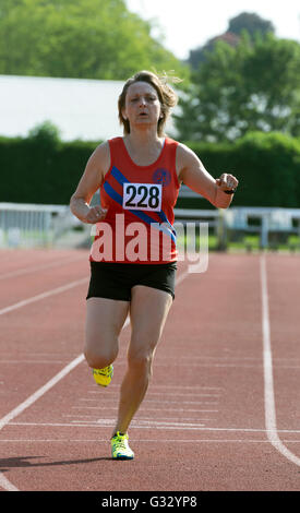 Athlétisme Master UK. Finition de l'athlète en course de 400 m. Banque D'Images