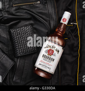 Jim Beam bourbon sur une veste en cuir noire. Banque D'Images