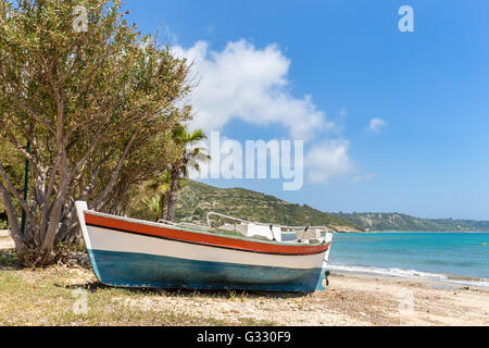 Bateau coloré couché sur la plage grecque avec la mer et le ciel bleu Banque D'Images