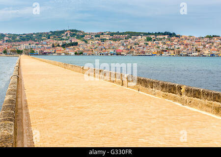 La Ville d'Argostoli Port grec avec route jaune sur le pont Banque D'Images