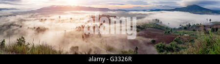 Lever du soleil dans la mer de brouillard à l'aube, Thaïlande Banque D'Images