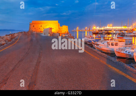 Nuit vieux port de Héraklion, Crète, Grèce Banque D'Images