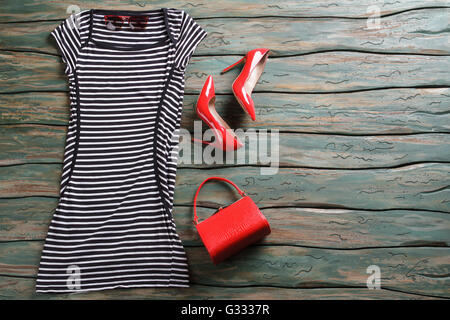 Robe rayée et chaussures de talon. Banque D'Images
