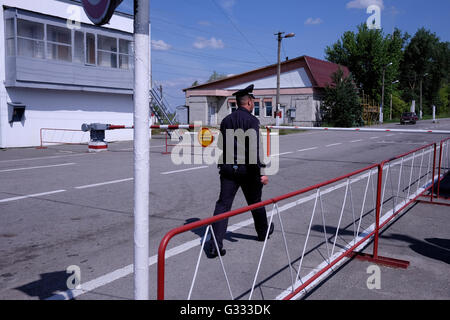 Un policier à la Dytyatky check point qui est l'entrée de la 30km large zone interdite autour de la centrale nucléaire de Tchernobyl en Ukraine le 04 juin 2016. L'accident de Tchernobyl a eu lieu le 26 avril 1986 à la centrale nucléaire de Tchernobyl, dans la ville de Pripyat et a été le pire accident nucléaire de l'histoire en termes de coûts et de pertes. Banque D'Images