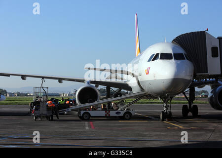 Catane, Italie, les valises sont chargées dans un avion de la German Wings Banque D'Images