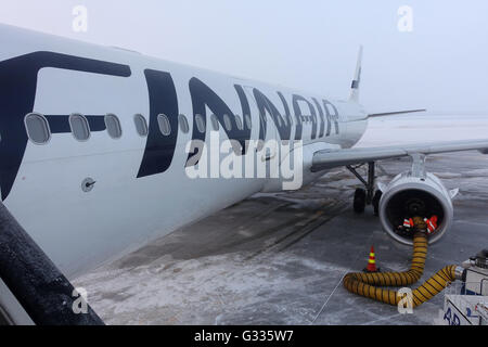 Kittilae, la Finlande, l'agent de la rampe se réchauffe en hiver le moteur d'un avion avant de commencer Banque D'Images