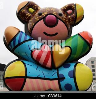 Berlin, Allemagne, Baerenskulptur "Amitié Best Buddies' par Romero Britto Banque D'Images