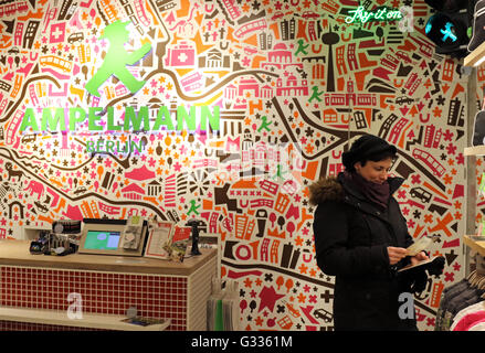 Berlin, Allemagne, woman des marchandises dans un magasin Ampelmann à Banque D'Images