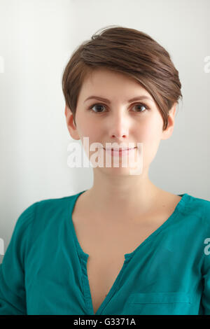 Charmant cheveux courts femme sans maquillage sur fond blanc Banque D'Images