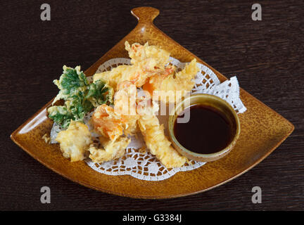 Tempura de crevettes (crevettes frits) avec de la sauce de soja. La décoration de plat de cuisine japonaise et asiatique. Close up Vue de dessus. Banque D'Images