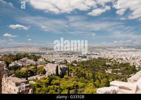 Vue panoramique de la ville d'Athènes, de l'Acropolis Hill ciel bleu et nuages en Grèce. Banque D'Images