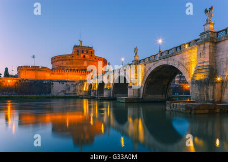 Sant Angelo Bridge et Castel Sant'Angelo sur le Tibre au crépuscule avec le Mausolée d'Hadrien, Rome, Italie. Banque D'Images