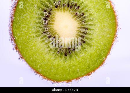 Tranches de kiwi frais avec bulle Banque D'Images