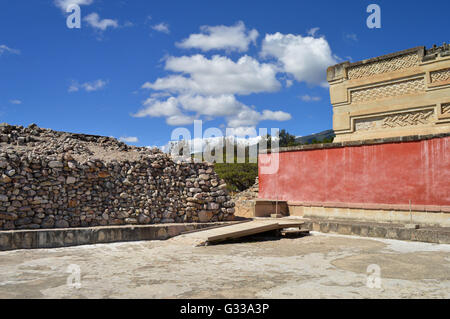 Sculptures et structures sur le site archéologique de Mitla dans l'Etat de Oaxaca, Mexique Banque D'Images