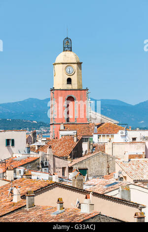 Vue typique sur le clocher de Notre Dame de l'Assomption, Saint Tropez, Var, France Banque D'Images