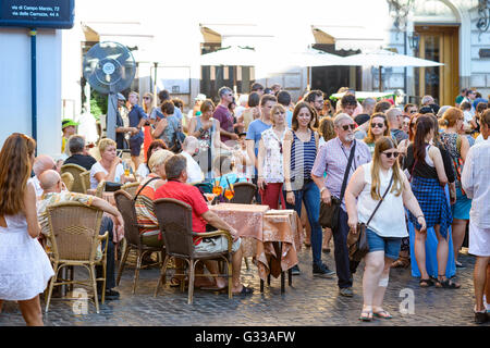 Rome, Italie - 22 août 2015 : personnes à pied et prendre un verre au Panthéon, Place Saint-Pierre à Rome Banque D'Images