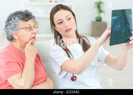 Montrant un senior patient son x-ray Banque D'Images