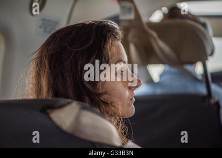 Jeune femme assise derrière le pilote dans un petit avion volant dans le Delta de l'Okavango Banque D'Images